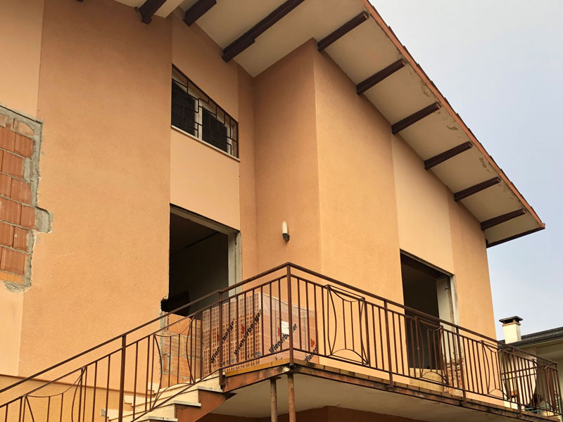 Casa ristrutturata 2 piani anni 60